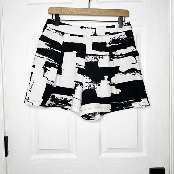 MAAC LONDON Dressy Shorts Size Small Black White Abstract Geometric Print - Picture 1 of 7